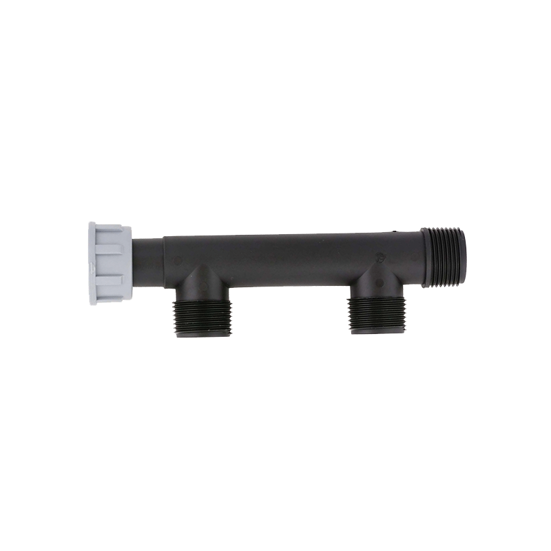 Male swivel manifold fitting for irrigation systems